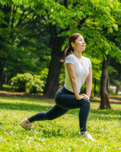 パーソナルトレーナー　女性　前腿ストレッチの様子